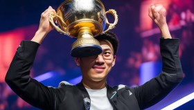 英雄联盟全球总决赛：Faker率T1战队四度封王，全华班电竞传奇虽败犹荣