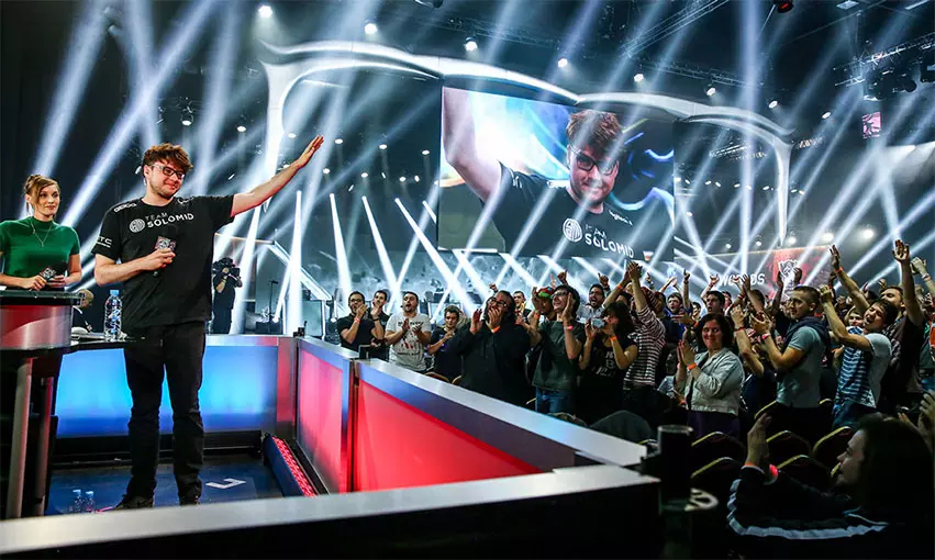 韩媒：LCK是电竞界的英超 计划在海外举办LCK赛事；Uzi 名人堂卡莎皮肤面临英文语音缺失；呆妹儿新平台首播人气破10W+！-完美电竞