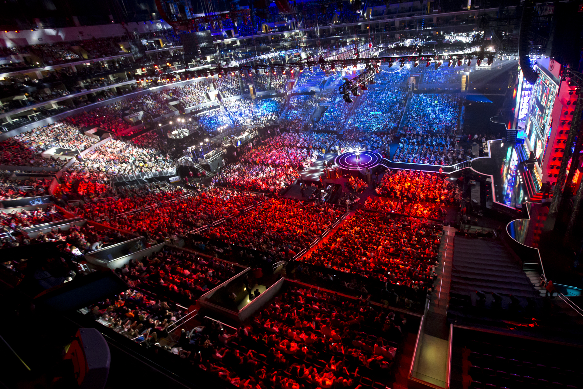 全球总决赛T1与FPX对决创电竞赛事新纪录，观看人数破纪录引爆电竞热潮-完美电竞